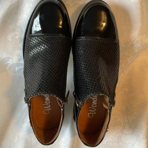 Wonder patent leatherleather snake skin design loafer 1 heel Sz 5